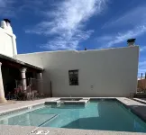 Midtown home with Pool Spa, fire pit, close to U of A, Restaurants, & Shopping - สระว่ายน้ำส่วนตัว