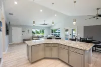 Beautiful New Home on Weeki Wachee River with boat dock - 3つ星