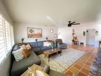 Charming 2-bedroom house with WiFi, AC in welcoming Yucca Valley - Homestays