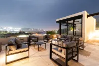 Cozy studio apartment near beach with roof top pool, AC, WiFi