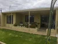 Lake Bonney Views - Cabin Retreat Hotels in Barmera