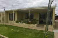 Lake Bonney Views - Cabin Retreat - WiFi