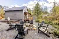 Rainier Base Camp: Modern Cabin with Hot Tub & Fire Pit - Chalets
