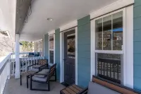Town Home On The River. A/C. Views. Fish. Hot Springs. Walk To Town .