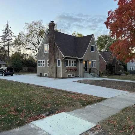 Charming 4-bedroom house with 3 king/1 full beds, 2 full baths, AC, Wifi, Patio