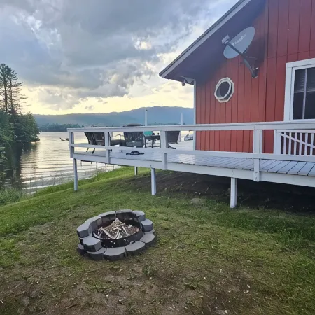 Cozy Lake Front home for Boating, fishing, winter sports, and gorgeous views, Hotels in Errol