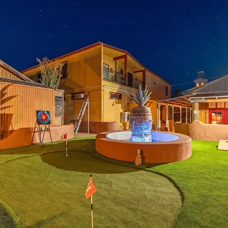 1 min walk to O.K. Corral & Allen St.  Perfect for families & dog friendly.