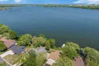 Beautiful Sunrise Views of Hall Lake! - Wifi