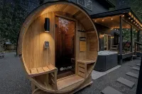 Boots Off, Sauna on-Hot Tub- Firepit- 5 mi to Mt Rainier National Park