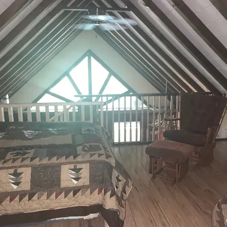 Harbor Springs 2 Bedroom Cottage Close to Boyne Highlands & Nubs Nob