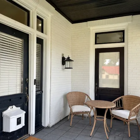 Gem on Spring-Upscale home walk to Main sleeps 11