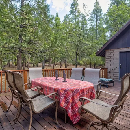 Cozy 4 Bedroom Cabin with Hot Tub & EV Charger in Blue Lake Springs