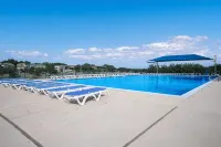 Enjoy lake views from 2 decks! Walk to pool, gym & golf course. Lake access. - Pools