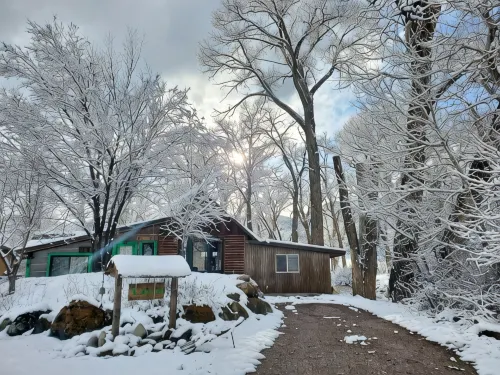 1907Creekside Cabin w/ hot tub & sauna;  bike, hike, ski & fish- Go Back in Time - Feriehus