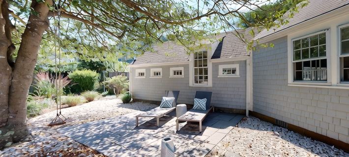 Swedish Blue and Yellow house new 2021!  Just over a block to harbor and Main St Ξενοδοχεία στην πόλη Nantucket