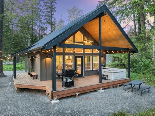 Cozy cabin retreat w/hot tub less than 5 mi to Mt Rainier NP - 샬레 호텔