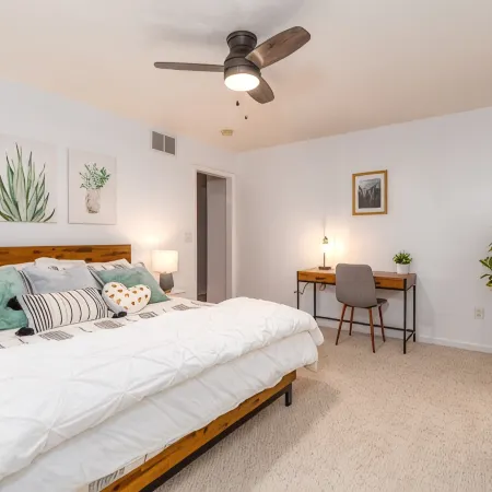 Spacious 4Br Gameroom, Fire Pit, Large Deck, Stocked Kitchen, Workstations