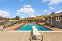 Wenatchee Mansion. 6500 sqft, pool, hot tub, 7 BR, theater, billiards and more! - Villas
