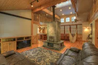 Canyon Lodge- - 8 Acres - Sleeps 10 - Homestays