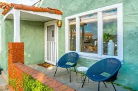 Charming Spanish Bungalow, 2 blocks from the water! - ห้องครัว