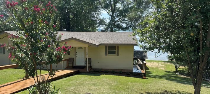 Peaceful lake front home with wrap around porch and relaxing views! Hotel a Parrocchia di Union