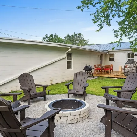 Charming 3-bedroom house with 5 beds, deck, fire pit, and BBQ, minutes from NRG