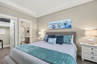 Short walk to BEACH - 3 bedrooms w/TVs- SLEEPS 6 - Dogs OK! - 4-Star