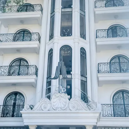 WISELY Hotel Отели рядом с достопримечательностью «Стадион Фу Тхо»