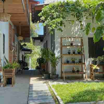 The Reef Hotel & Studios Hotel Exterior
