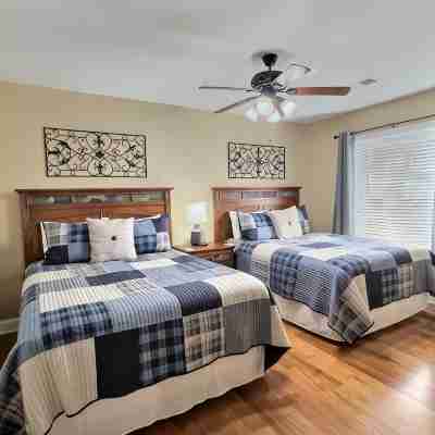 Downtown Gatlinburg, on Parkway, National Park, Mountain Views, Pool, Sleeps 6 Rooms