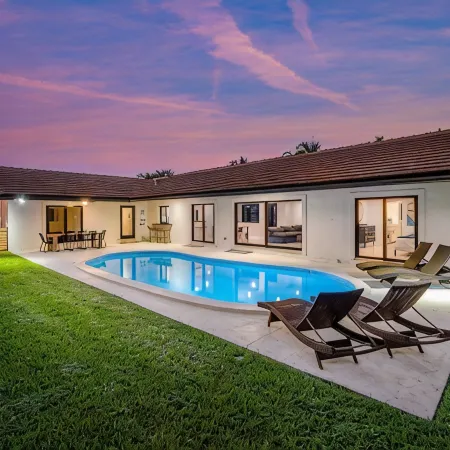 Stunning Paradise! Steps from the Beach+Pool+Golf