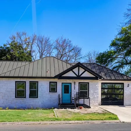 Walk to Main St, Game Room w/Arcade Cozy Cottage Sleeps 6