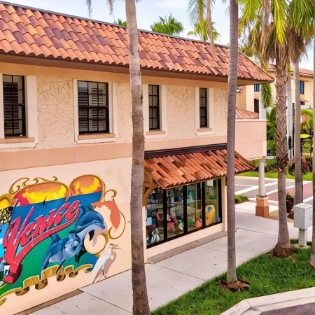 Huge Fall Discounts!!!!! 5 Bdr, 3 Bath. 7 Min to Beach, Sleeps 11, Private Pool!