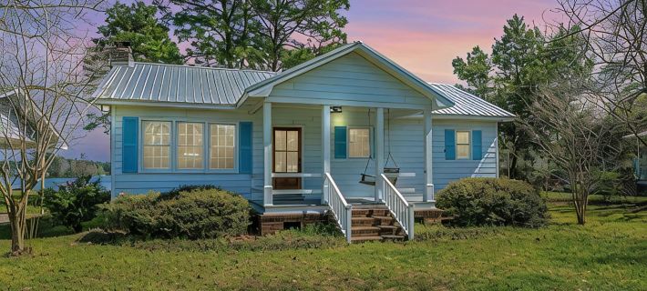 Relax at the Lakehouse with a Dock Hotels in Berkeley County