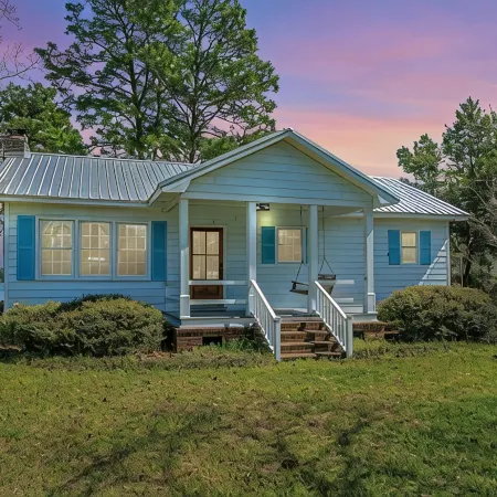 Relax at the Lakehouse with a Dock Hotels in Berkeley County