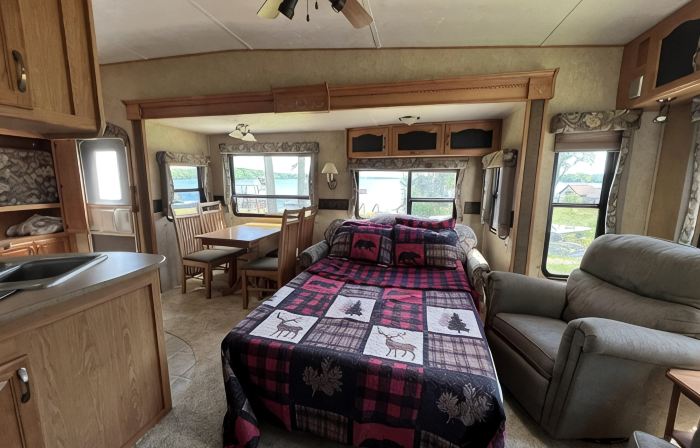 Lakeside 5th Wheel on beautiful Nelson Lake