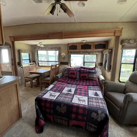 Lakeside 5th Wheel on beautiful Nelson Lake Отели в г. Ленрут