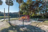 Wake up to river views:dreamy 4 bedrooms escape by the city beach in Dunnellon. - Wi-Fi