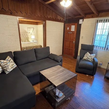 Villa F - a stand alone 1bed/1bath with kitchen steps from downtown Palm Springs