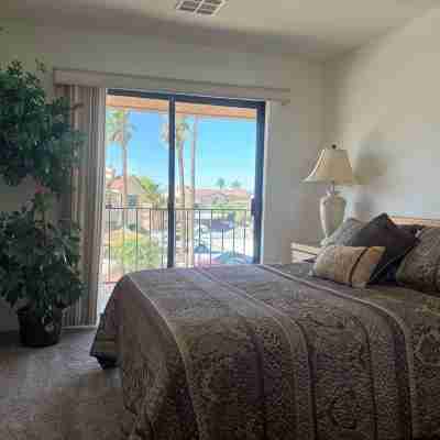 Lakeshore Village Retreat-3BDRM Condo-Walking distance to lake and London Bridge Rooms