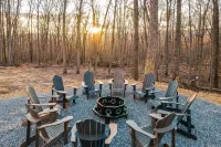 5Br Cabin W/ Sauna, Hot Tub, Firepit, River Access and Games - Chalets