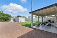 Welcoming 3-Bedroom House with Private Fenced Yard.  Clean. Central - Bungalows