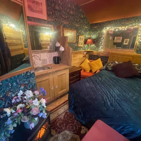 Cosy boutique style space.  Close to country pub. Direct bus route to Liverpool.