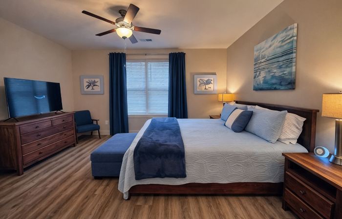 Lazy Palm-Free Beach Pass! Pool! 1/2 Mile to Marshwalk and Marina! 3 King Bdrms!