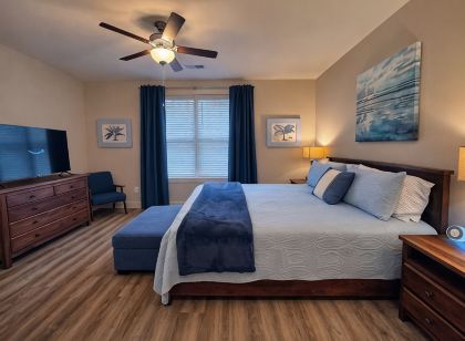 Lazy Palm-Free Beach Pass! Pool! 1/2 Mile to Marshwalk and Marina! 3 King Bdrms!