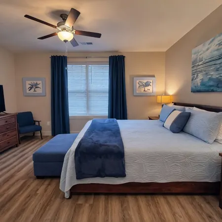 Lazy Palm-Free Beach Pass! Pool! 1/2 Mile to Marshwalk and Marina! 3 King Bdrms!