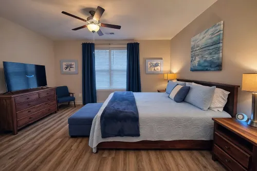 Lazy Palm-Free Beach Pass! Pool! 1/2 Mile to Marshwalk and Marina! 3 King Bdrms!