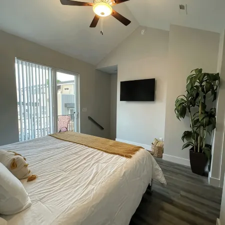 One Of A Kind townhouse with mountainline views of the city