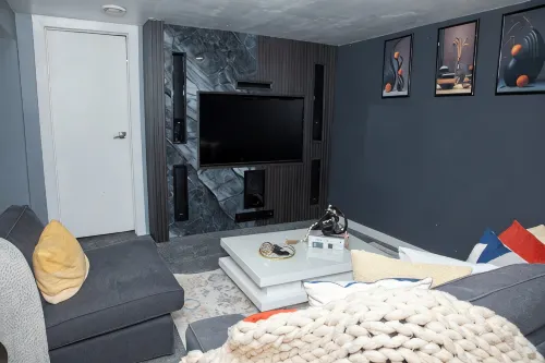 One-bedroom guest suite with  private entry - مطابخ