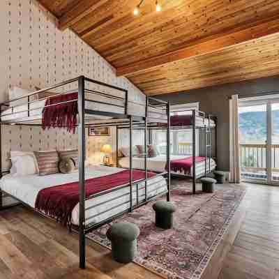 White Mtn Lux Retreat - Hot Tub, Sauna & Game Room Rooms